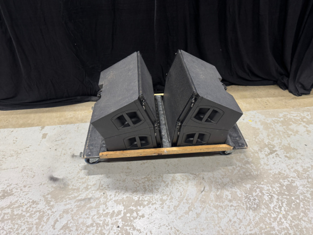 1535903-7 PA-system med line array-högtalare och slutsteg – d&b  Y8 / Y12 / Y-SUB / D80