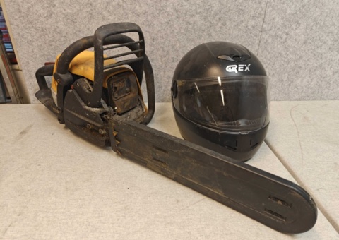 Motorcycle saw and motorcycle helmet