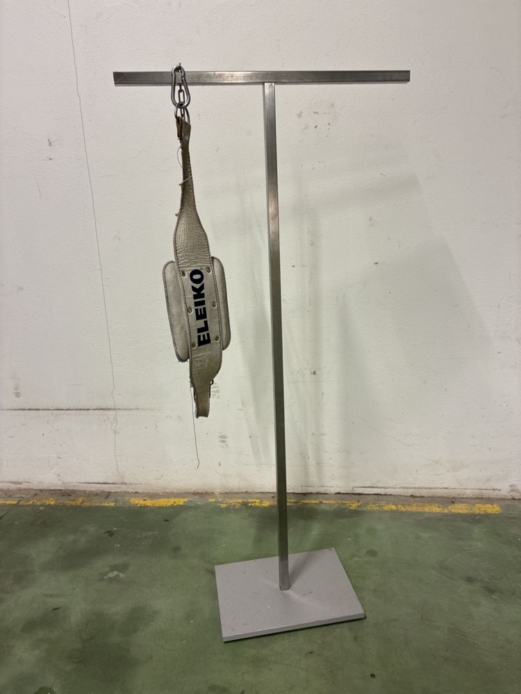 1567633-2 Metal stand with plate and Eleiko lifting belt