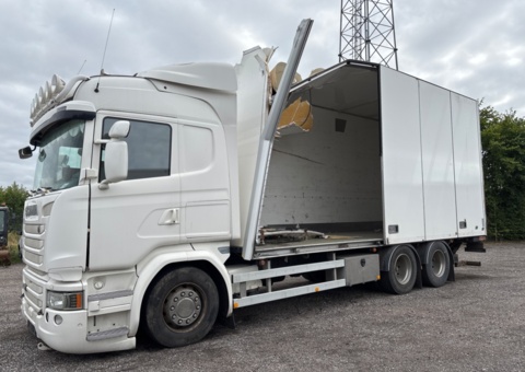 Skåpbil med bakgavellyft - Scania R450 6x2 -2018