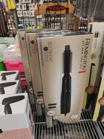 1485550-6 Collection of hair dryers, hot air brushes and straighteners - Remington, Tristar, etc.