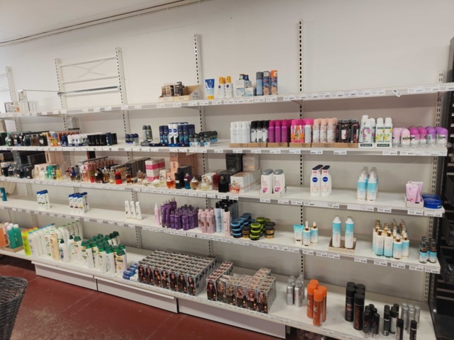 1485554-1 Collection of various beauty items, hair care, etc.