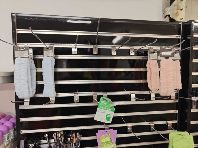 1485554-2 Collection of various beauty items, hair care, etc.