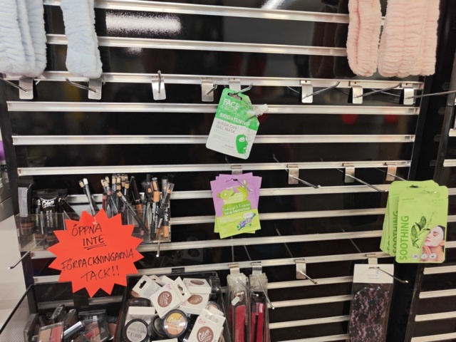 1485554-3 Collection of various beauty items, hair care, etc.