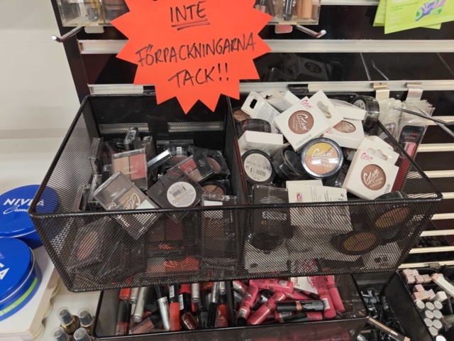 1485554-4 Collection of various beauty items, hair care, etc.