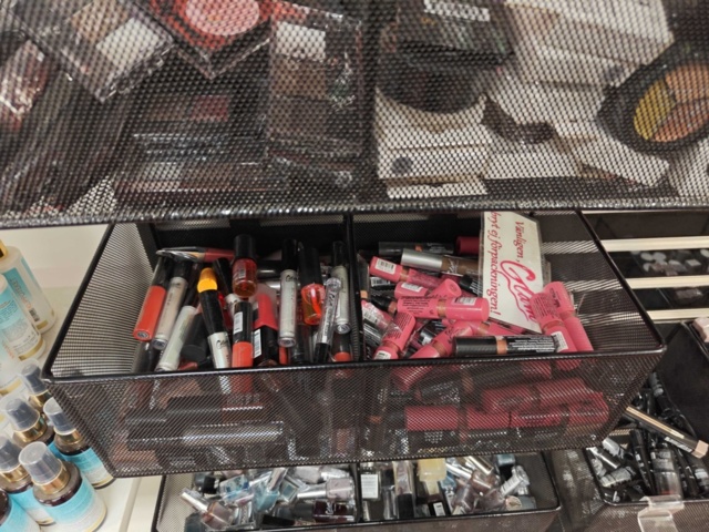 1485554-5 Collection of various beauty items, hair care, etc.