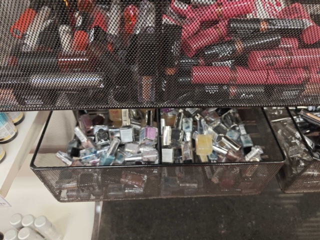1485554-6 Collection of various beauty items, hair care, etc.
