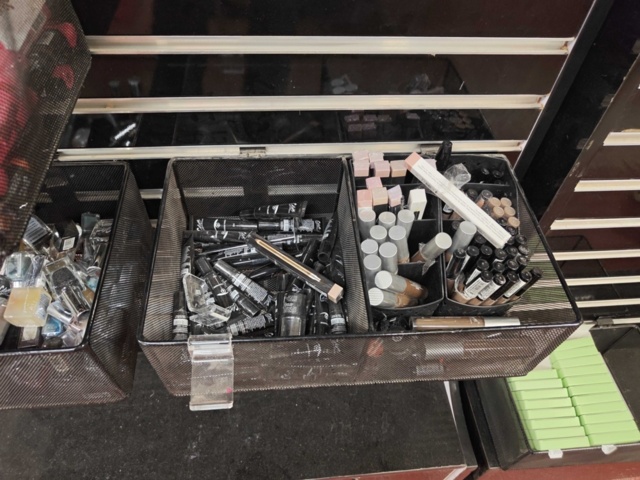 1485554-7 Collection of various beauty items, hair care, etc.