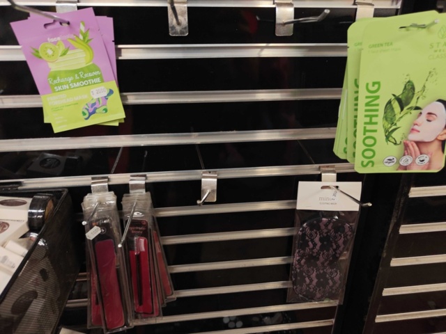 1485554-8 Collection of various beauty items, hair care, etc.
