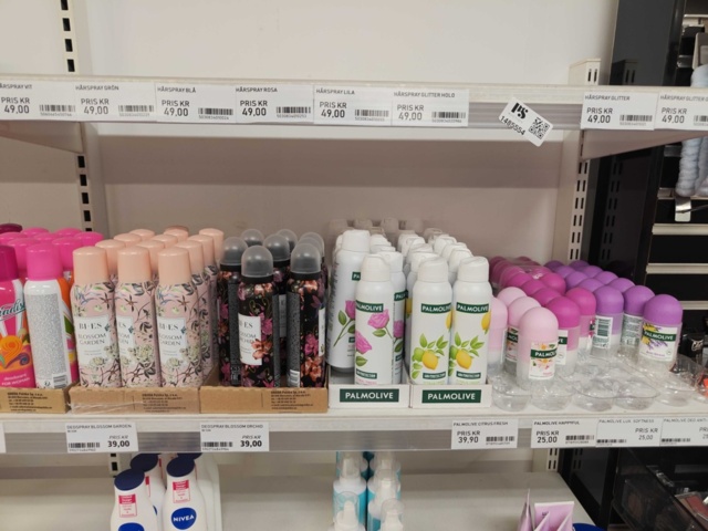 1485554-9 Collection of various beauty items, hair care, etc.