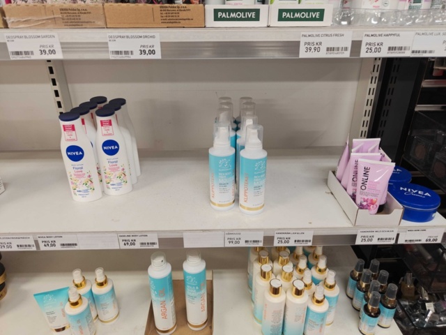 1485554-10 Collection of various beauty items, hair care, etc.