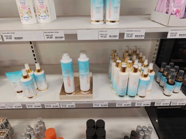 1485554-11 Collection of various beauty items, hair care, etc.
