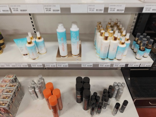 1485554-13 Collection of various beauty items, hair care, etc.