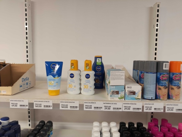 1485554-14 Collection of various beauty items, hair care, etc.