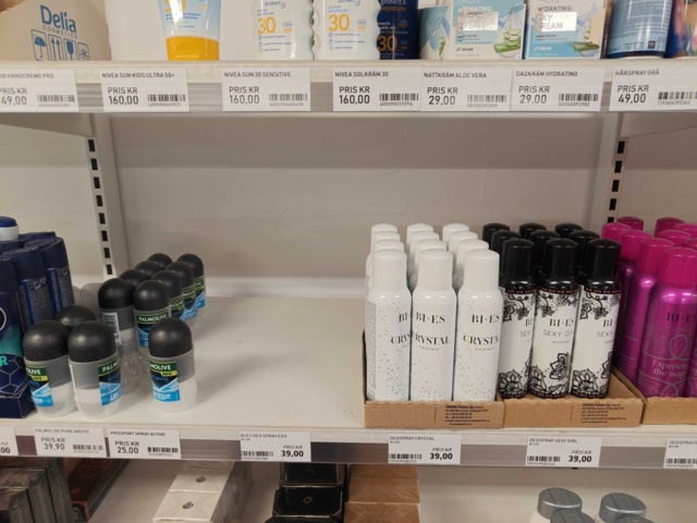 1485554-15 Collection of various beauty items, hair care, etc.