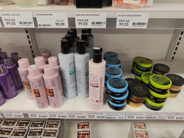 1485554-17 Collection of various beauty items, hair care, etc.