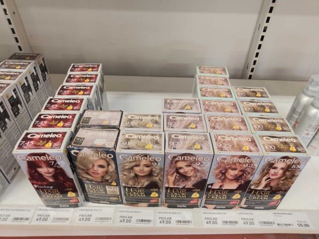 1485554-18 Collection of various beauty items, hair care, etc.