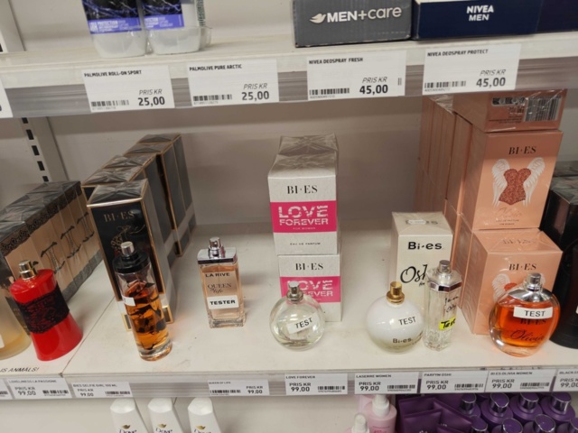 1485554-21 Collection of various beauty items, hair care, etc.