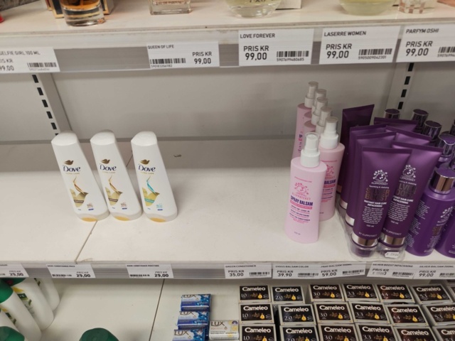 1485554-22 Collection of various beauty items, hair care, etc.