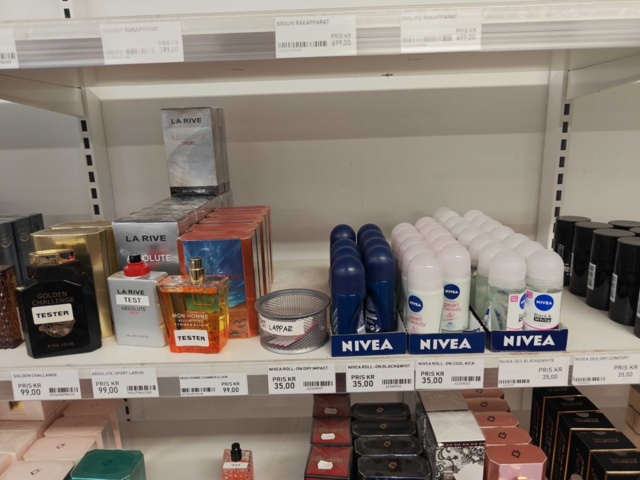 1485554-25 Collection of various beauty items, hair care, etc.