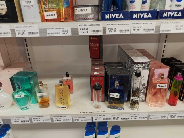 1485554-26 Collection of various beauty items, hair care, etc.