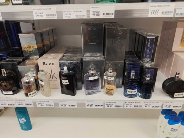 1485554-31 Collection of various beauty items, hair care, etc.