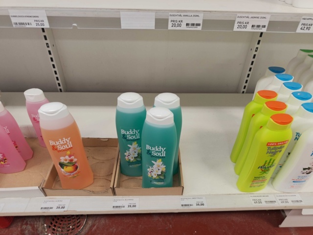 1485554-32 Collection of various beauty items, hair care, etc.