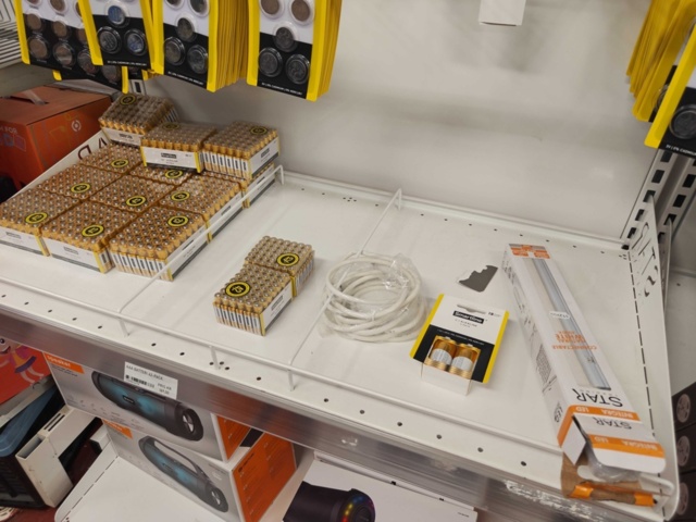 1485556-20 Lot of electrical items - lighting, batteries and electrical accessories