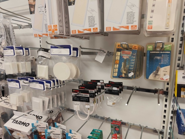 1485556-24 Lot of electrical items - lighting, batteries and electrical accessories