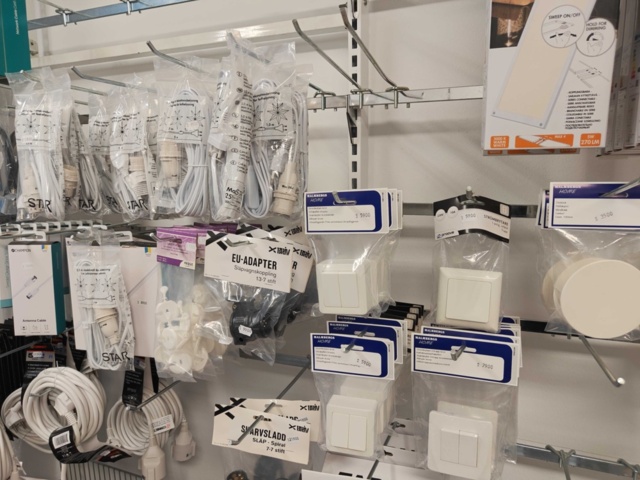 1485556-28 Lot of electrical items - lighting, batteries and electrical accessories