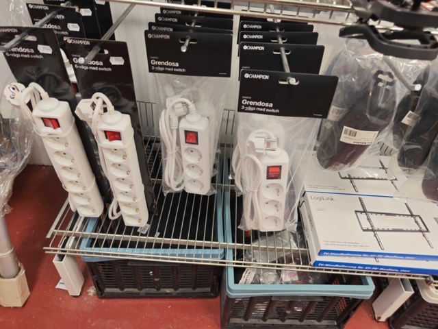1485556-32 Lot of electrical items - lighting, batteries and electrical accessories