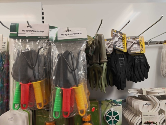 1485557-24 Parti med diverse trädgårdstillbehör, cyckeltillbehör, camping m.m.