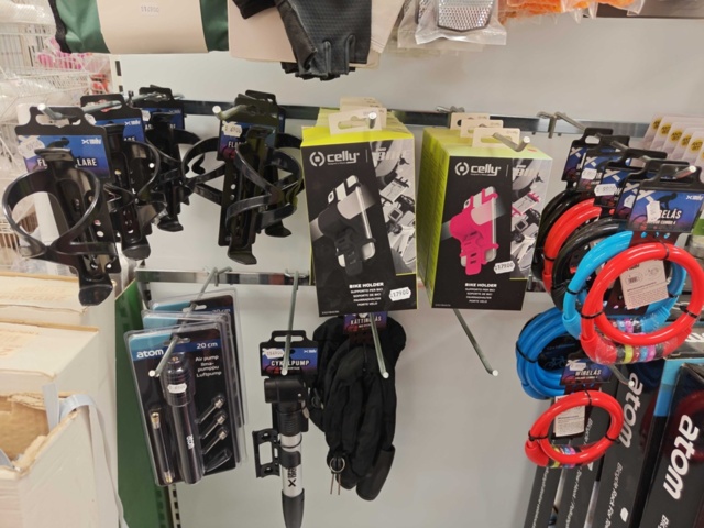1485557-37 Parti med diverse trädgårdstillbehör, cyckeltillbehör, camping m.m.
