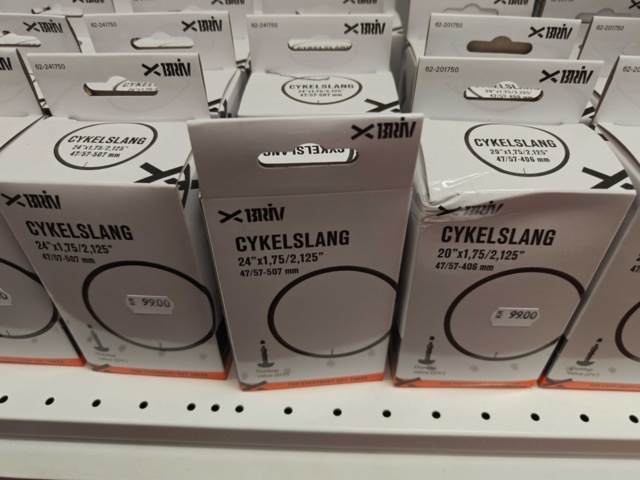 1485557-40 Parti med diverse trädgårdstillbehör, cyckeltillbehör, camping m.m.