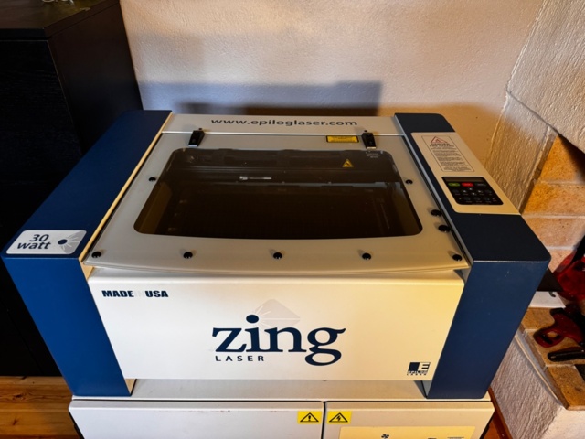 1529896-10 Lasergravyrmaskin med filter, luftpump, dator och tillbehör - Epilog Zing 16 - 2014