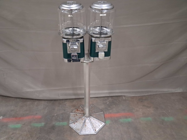 1569723-6 Godisautomater, 2 st med stativ - mekaniska, transparenta behållare