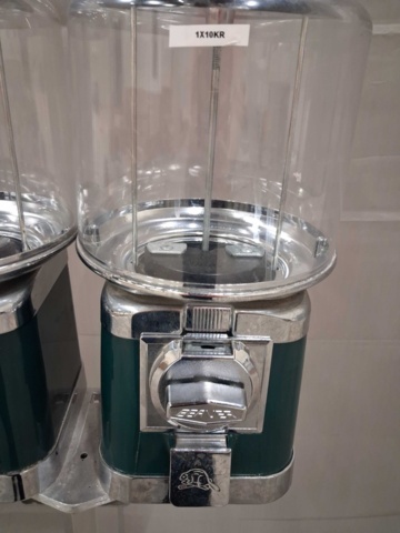 1569723-10 Godisautomater, 2 st med stativ - mekaniska, transparenta behållare