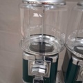 1569723-11 Godisautomater, 2 st med stativ - mekaniska, transparenta behållare