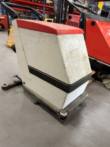 Skurmaskin - Hako Hakomatic B43, 24 V, laddare och extra borste på auktion i Kalmar, Alsterbro hos PS Auction
