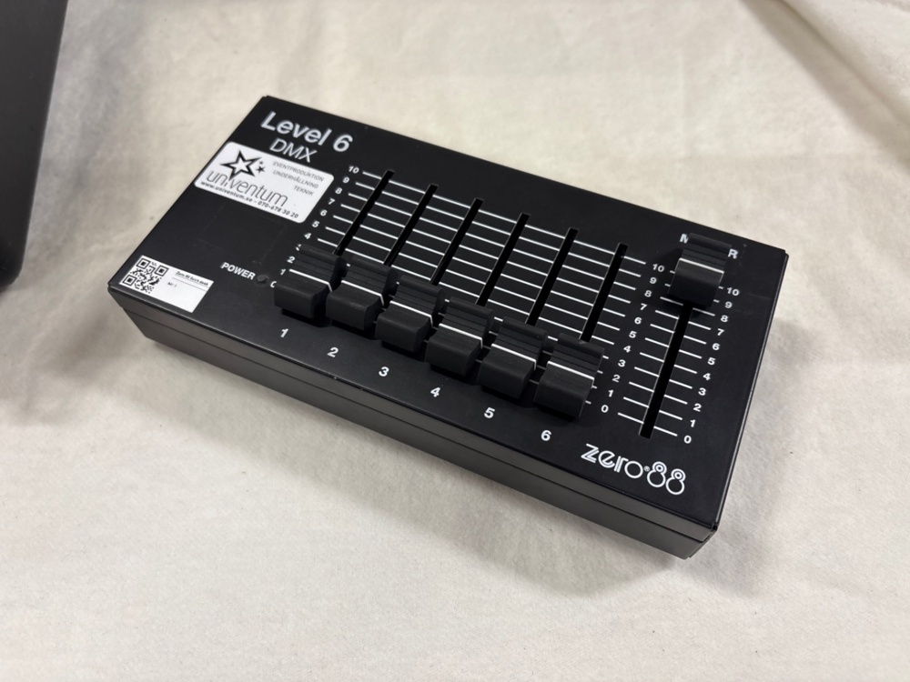 1535910-2 Zero 88 6cch desk