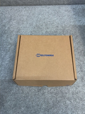 1308590-5 4G router with accessories - Teltonika RUT241