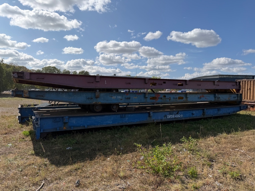 1570502-1 Lot of terminal trolleys and roll-off trucks