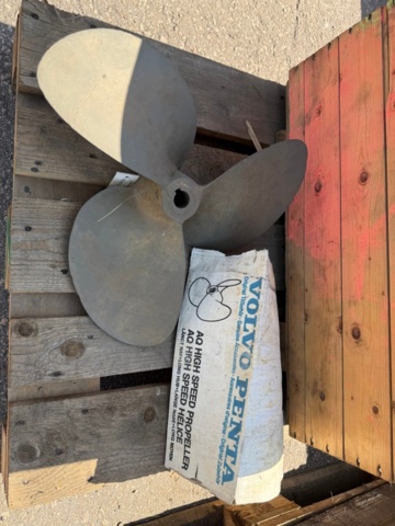 1570504-2 Parti med trebladig propeller och lagerskålar