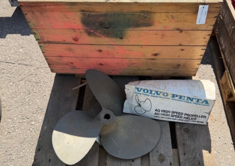 Lot with three-blade propeller and bearing shells