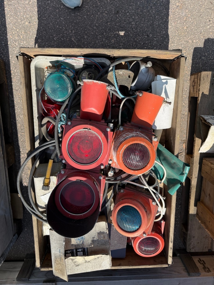 1570505-2 Lot of signal lights and lanterns with accessories