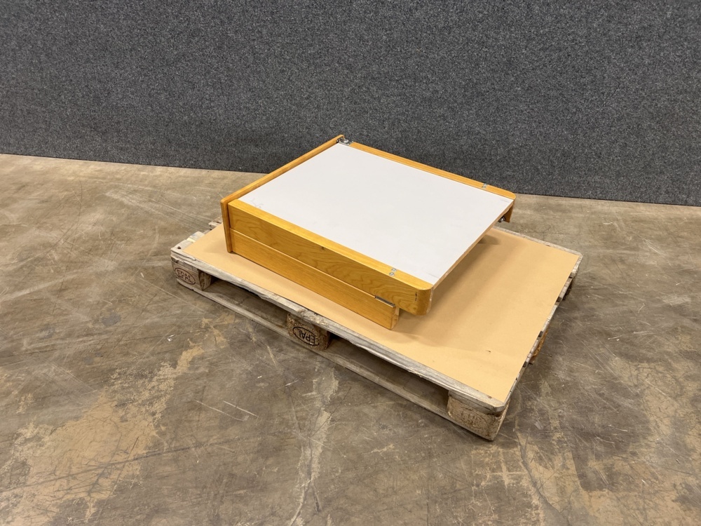 1570386-2 Vägghängt skötbord från Skötbordspecialisten