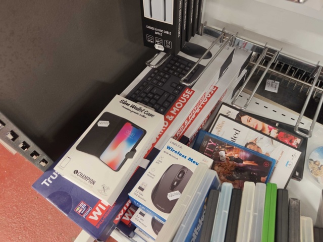 1485570-18 Parti med kontorstillbehör, elektroniktillbehör, m.m.