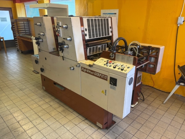 2-färgs offsetpress med vändverk - Shinohara Fuji 52IIP på auktion i Örebro, Finnerödja hos PS Auction