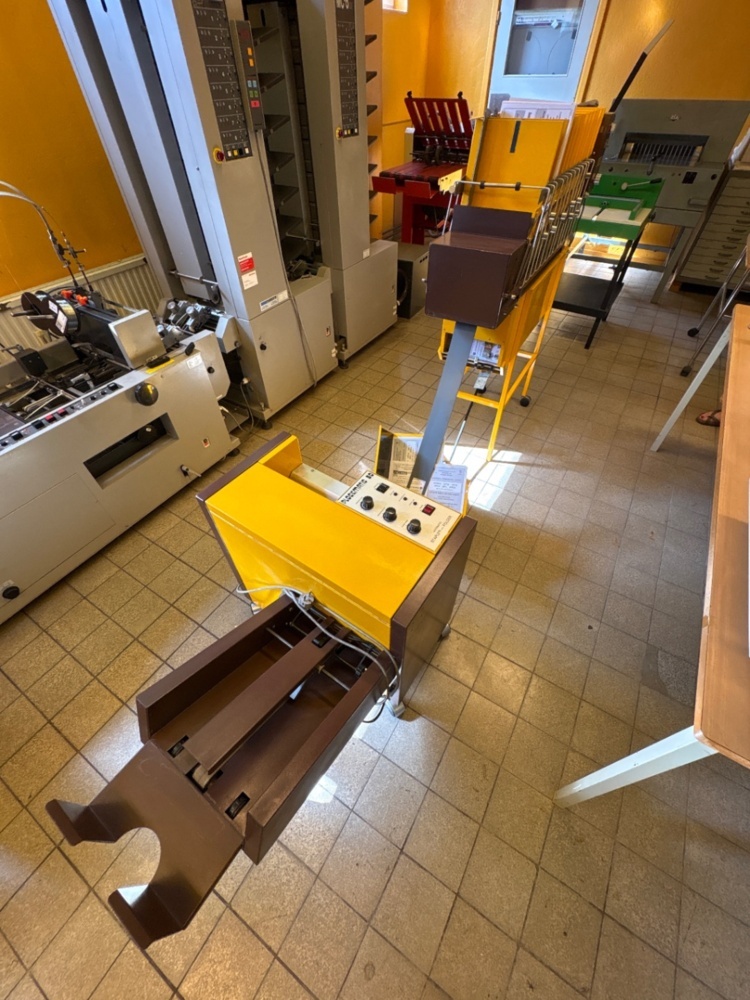 1535982-1 Brochure line with stapling and folding module and shaking table - Plockmatic 80