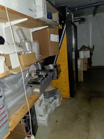1320558-14 Blandade inventarier, engångsartiklar, frysbox m.m.